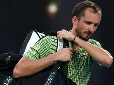 Medvedev enloqueció al quedar eliminado en Rotterdam: crítica a las pelotas y una patada de karate al estadio