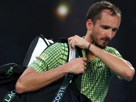 Medvedev enloqueció al quedar eliminado en Rotterdam: crítica a las pelotas y una patada de karate al estadio