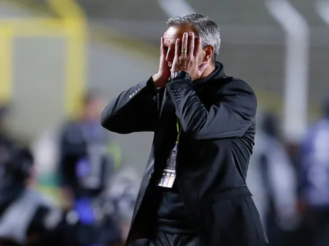 Pablo Lavallén le mostró un error al árbitro con su teléfono, lo expulsaron y explotó: “Me cansé de que me roben”