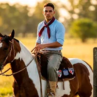 Mientras sigue en Brasil, Enzo Díaz montó un establo para la cría de caballos de cuartos de milla de trabajo