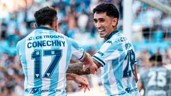 Conechny y Solari celebran uno de los goles de Racing.
