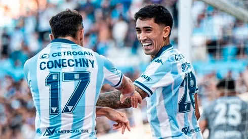 Conechny y Solari celebran uno de los goles de Racing.
