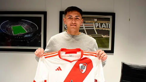 La foto de Elián Giménez tras firmar su primer contrato.
