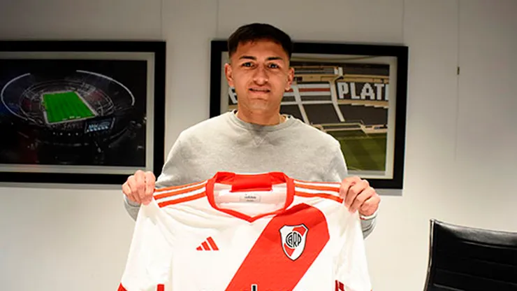 La foto de Elián Giménez tras firmar su primer contrato.