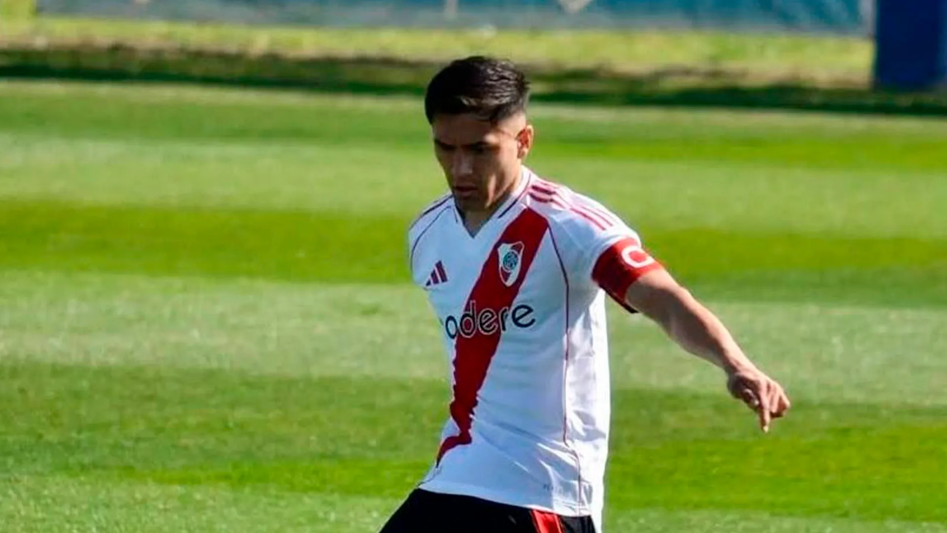 Elián Giménez jugando en la Reserva de River. (Foto: Instagram io.bitler)