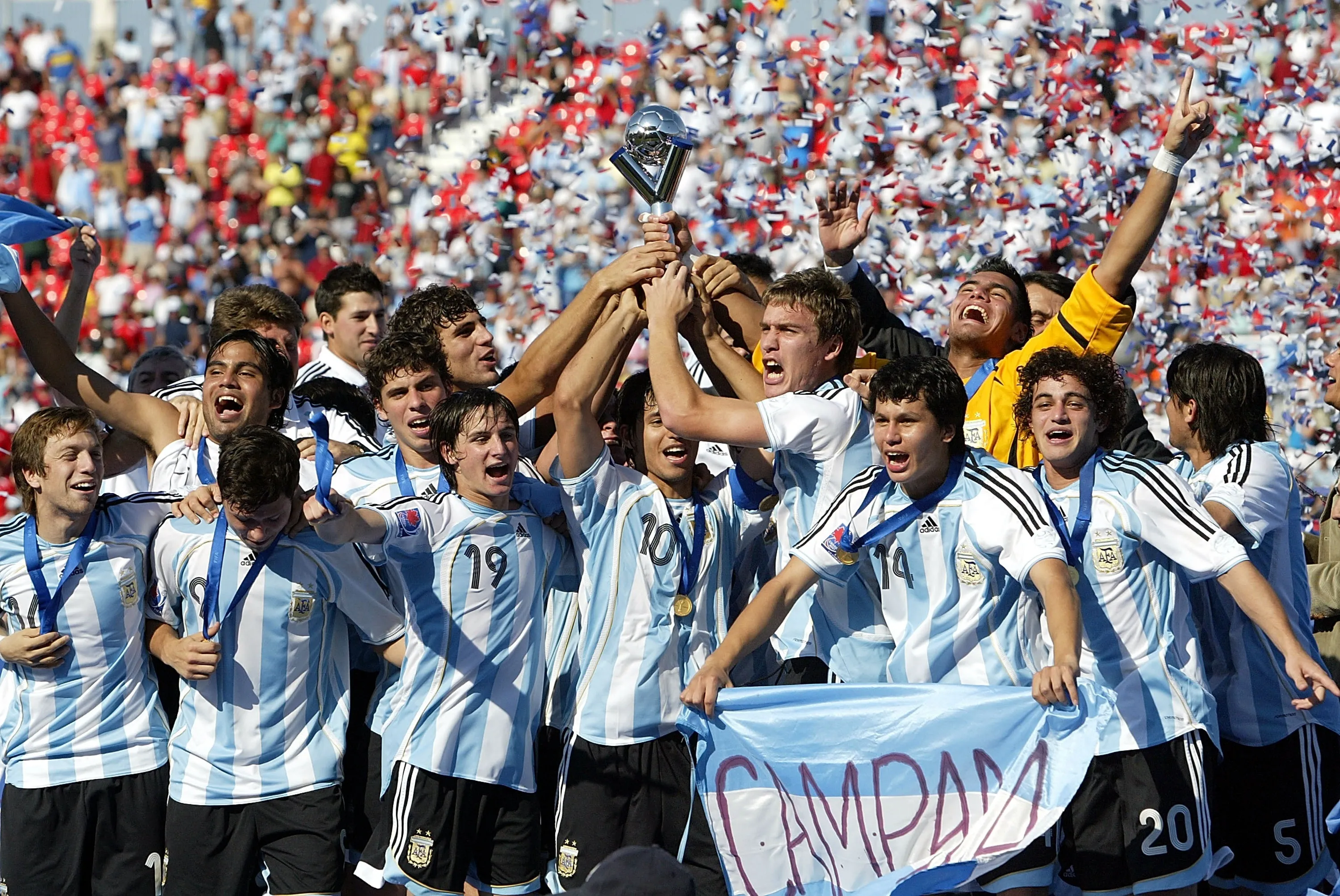 Con la bandera de su ciudad, Campana, Leonardo Sigali celebra el título en Canadá. (Getty Images)