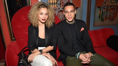 Gregory van der Wiel junto a Rose Bertram.
