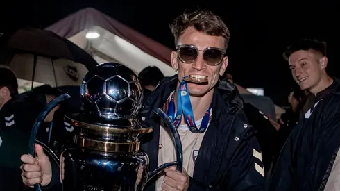 Guido Mainero celebra el título de Platense, en 2025.
