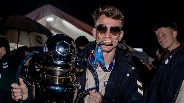 Guido Mainero celebra el título de Platense, en 2025.
