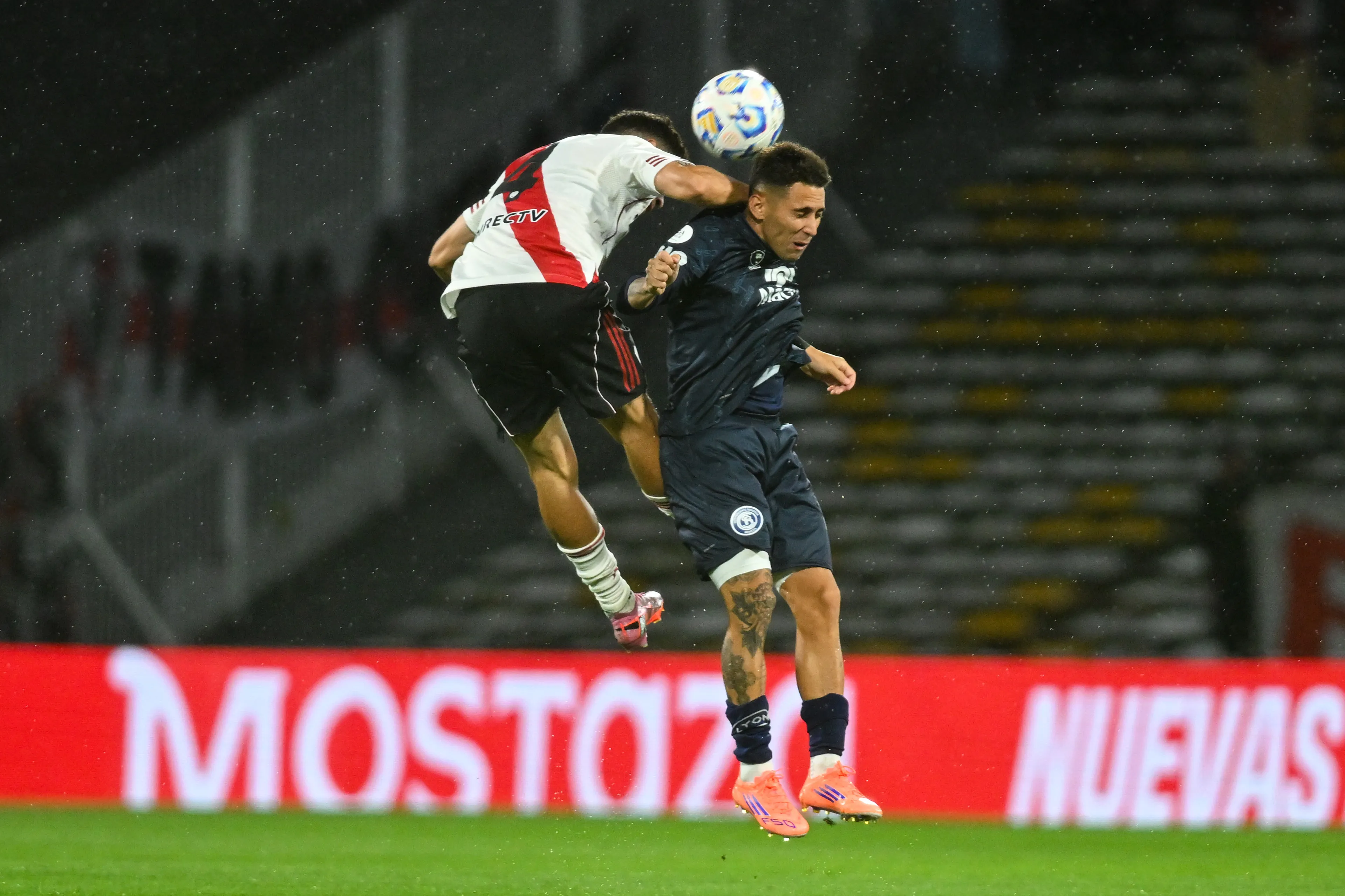 Matías Fernández enfrentando a River. (Getty Images)