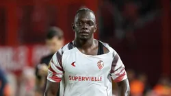 El delantero continúa en El Pincha, mientras Boca definirá este jueves si avanza o se retira.