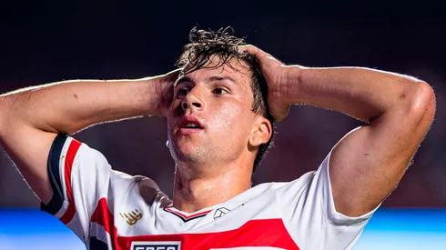 Gonzalo Tapia se toma la cabeza luego de fallar una insólita situación de gol.
