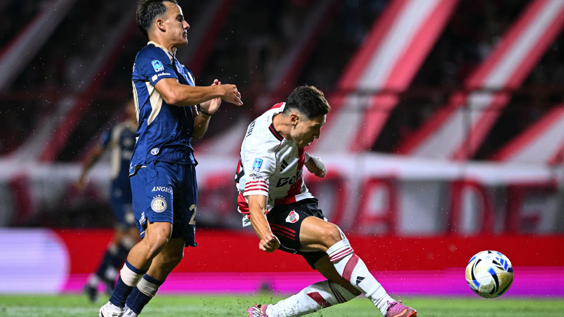 Gonzalo Montiel y una resolución errática. (Foto: Getty)