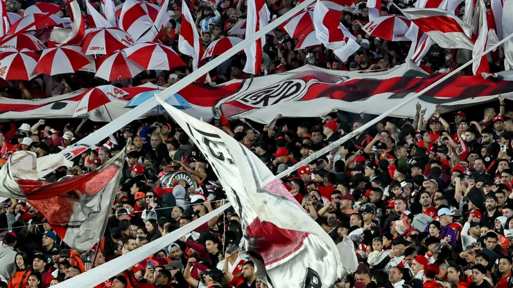 Los hinchas de River, contra un titular.