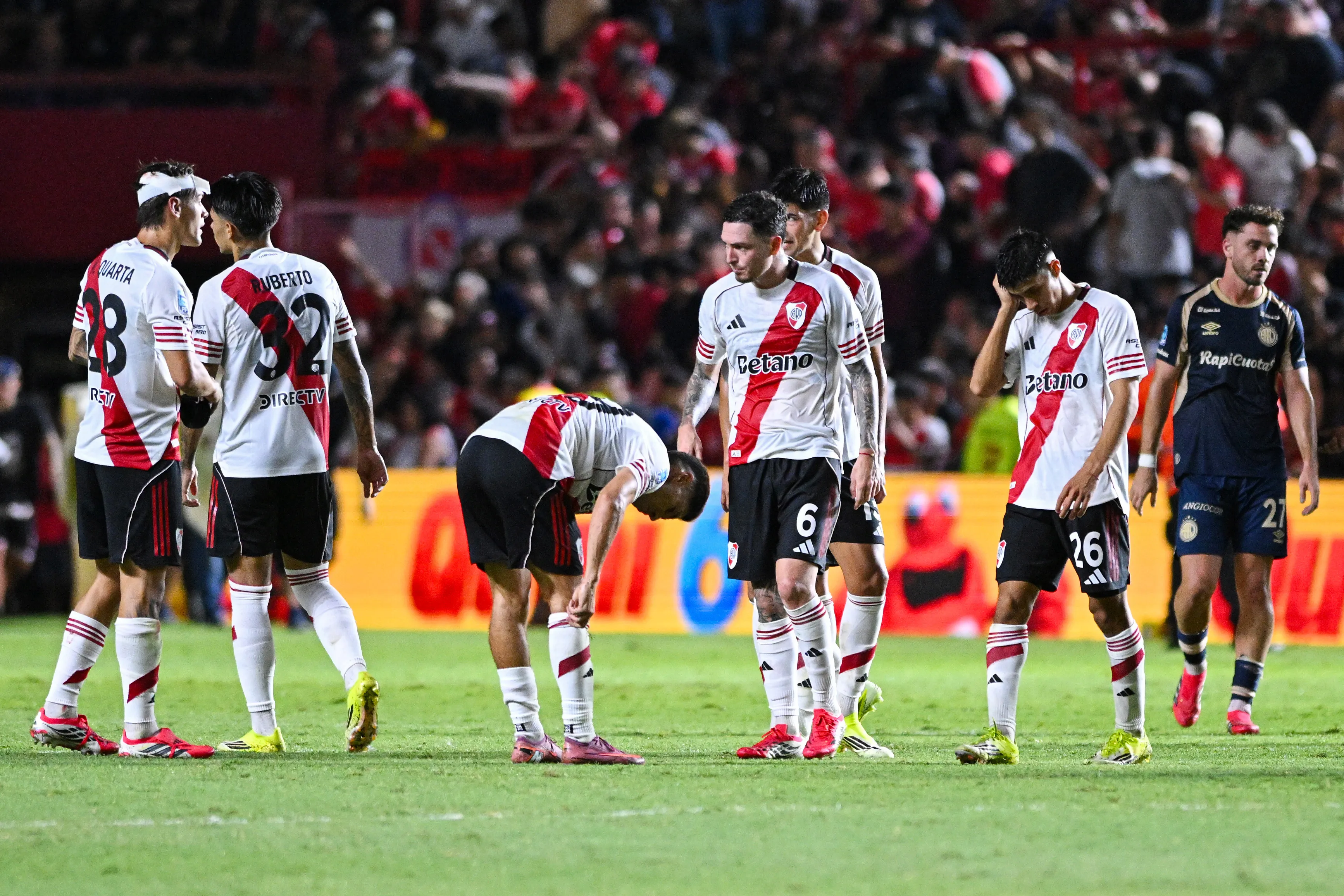 Los jugadores de River durante la derrota ante Argentinos Juniors. (Getty Images)