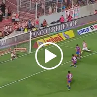 Nicolás Tripichio falló una insólita situación de gol para San Lorenzo