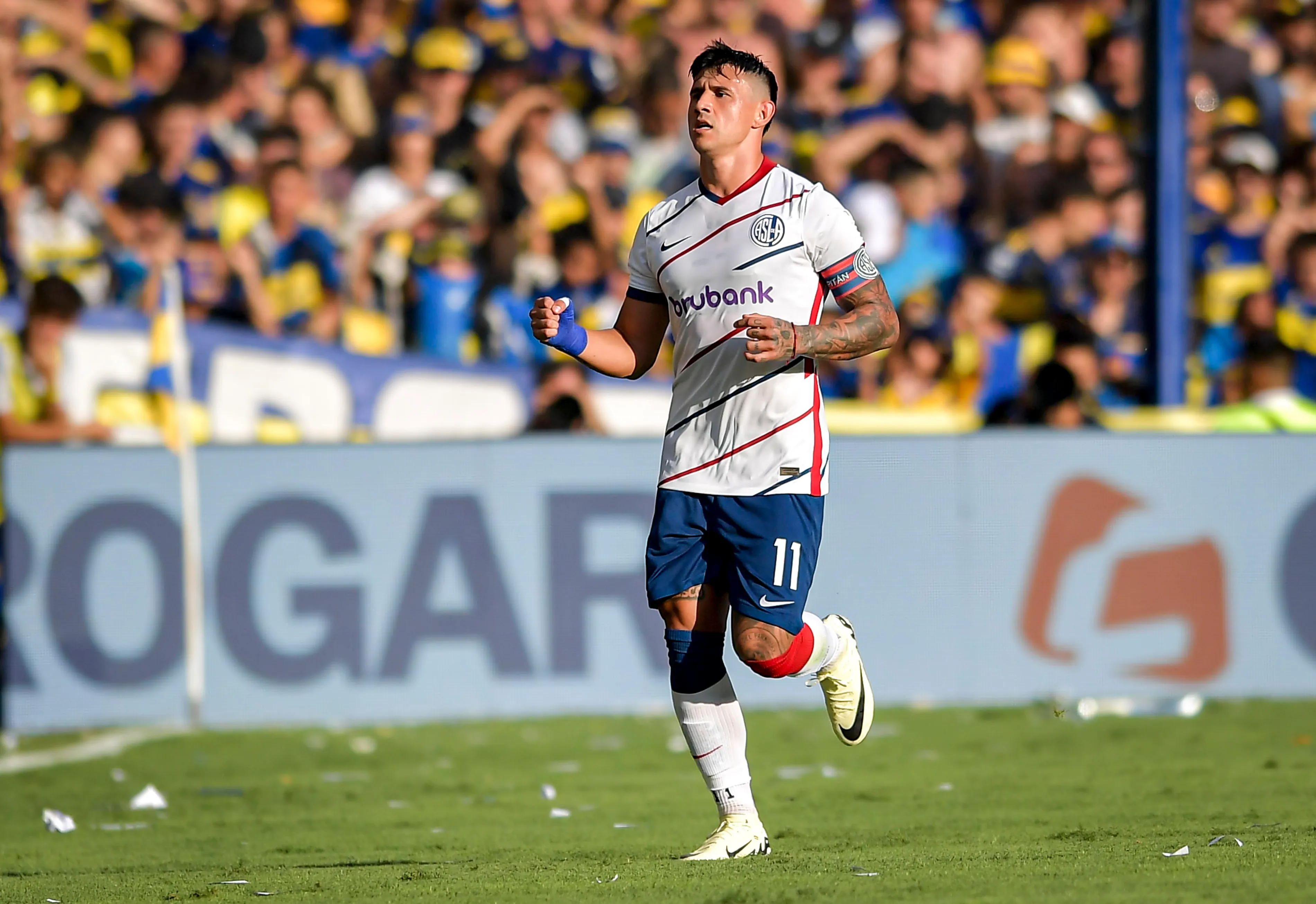 Adam Bareiro, tras convertirle un gol a Boca en La Bombonera. (Getty Images)