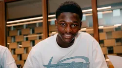 Jesse Bisiwu es seguido de cerca por Deco.