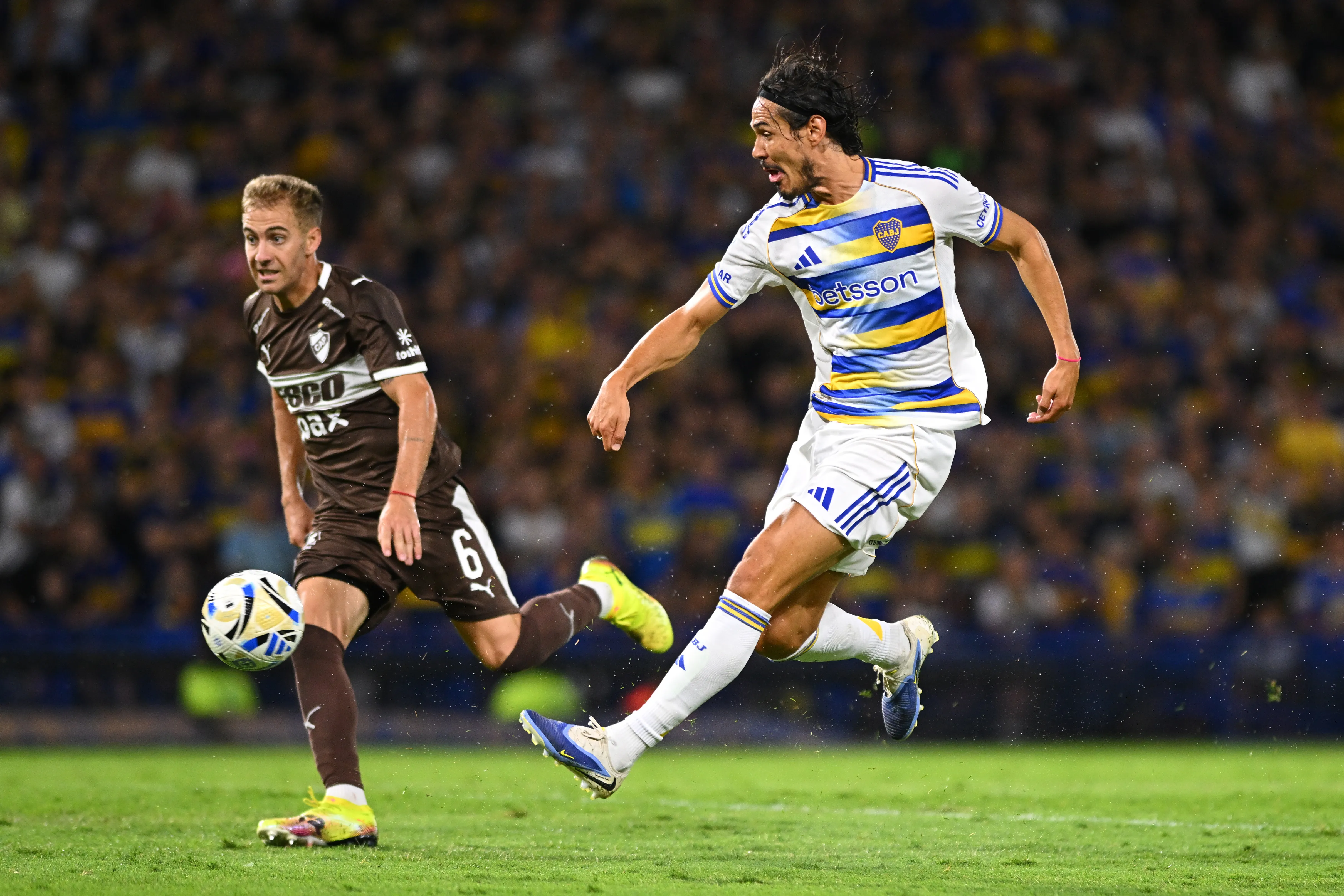 Cavani sumó 25 minutos frente a Platense. (Foto: Getty).