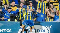 Di María festeja con el alcanzapelotas Joaquín Viola.