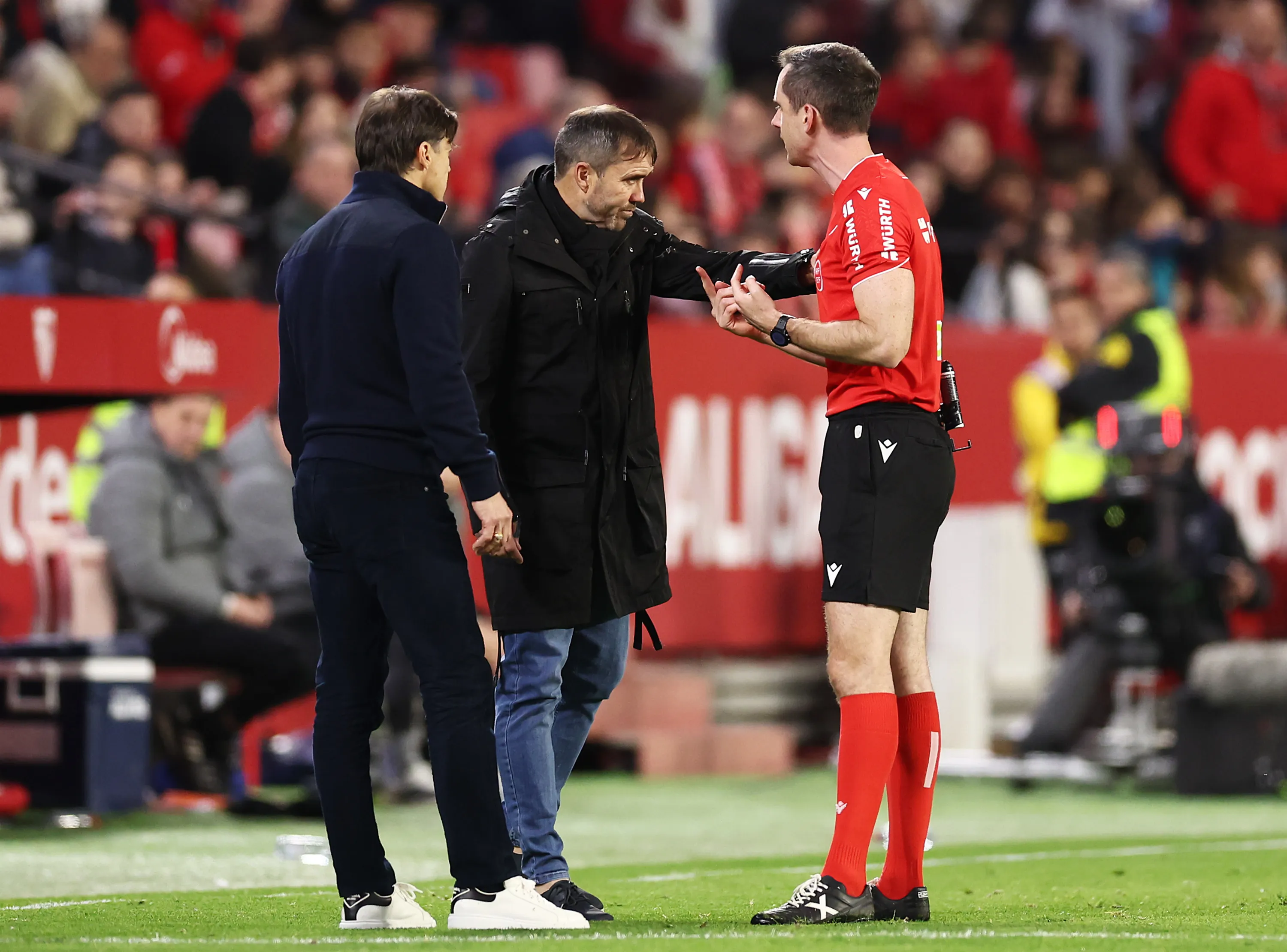 Hasta Coudet intentó mediar entre Almeyda y el árbitro. (Getty).