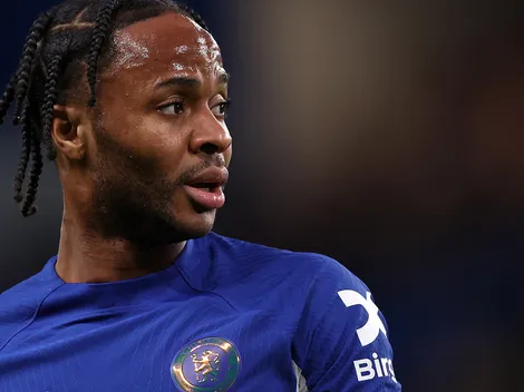 Tras perder el puesto con Garnacho y dejar Chelsea, Sterling hizo que su nuevo club cambie de país para que pudiera jugar