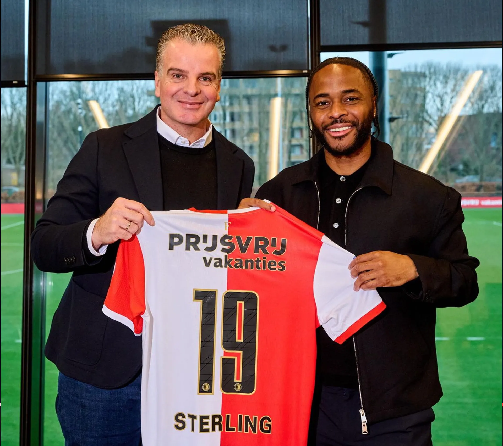 Sterling (31) firmó con el Feyenoord tras su olvidable paso por Chelsea.
