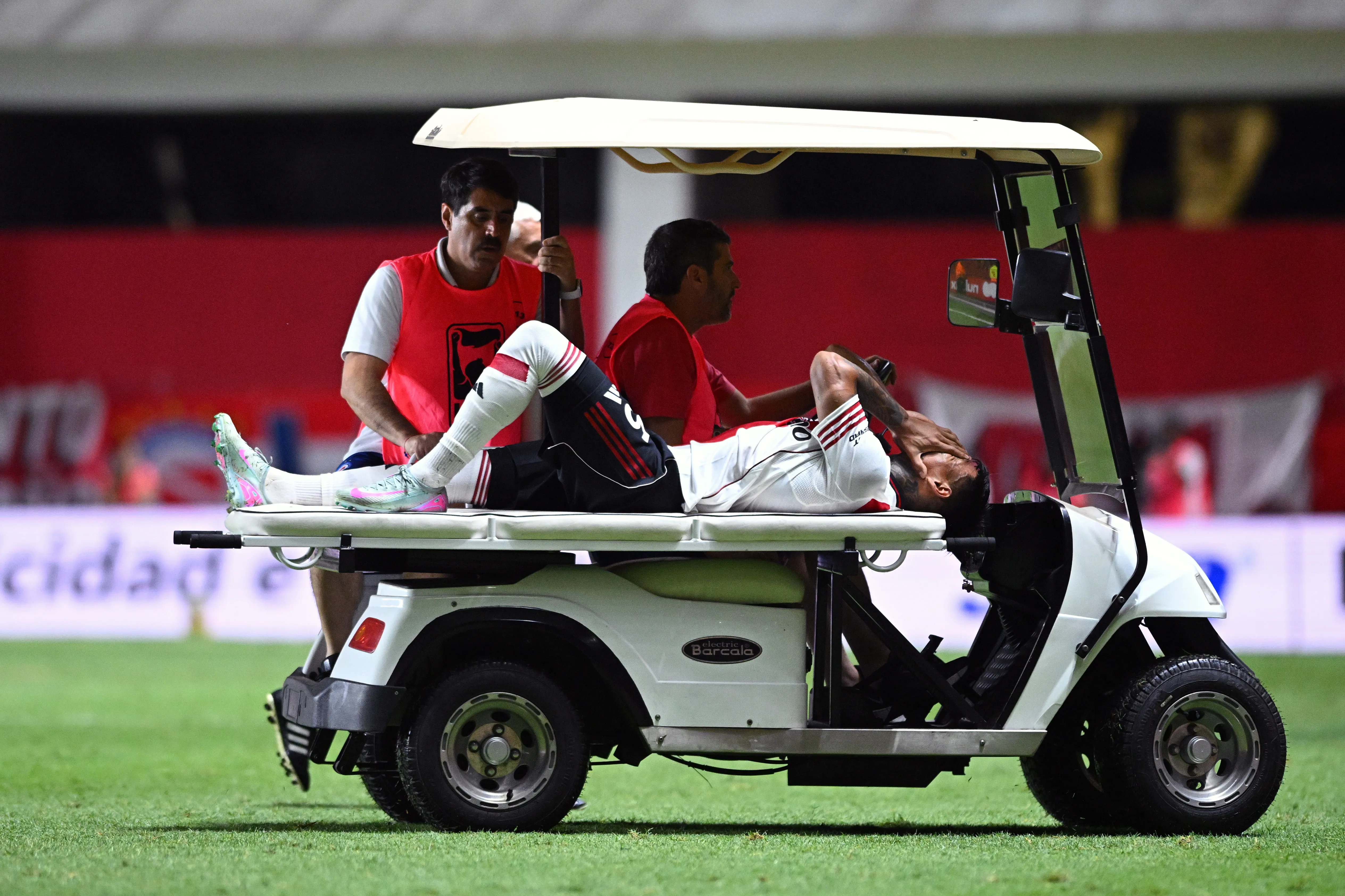 Juan Carlos Portillo se retiró en camilla del Diego Armando Maradona. (Foto: Getty).