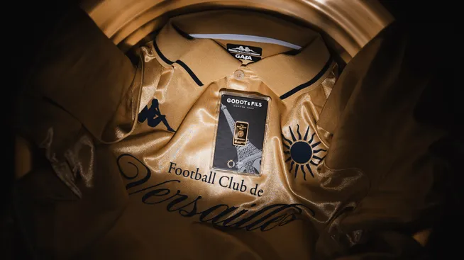 La nueva camiseta oro del FC Versailles se debe a su asociación con una casa de compra-venta de oro.