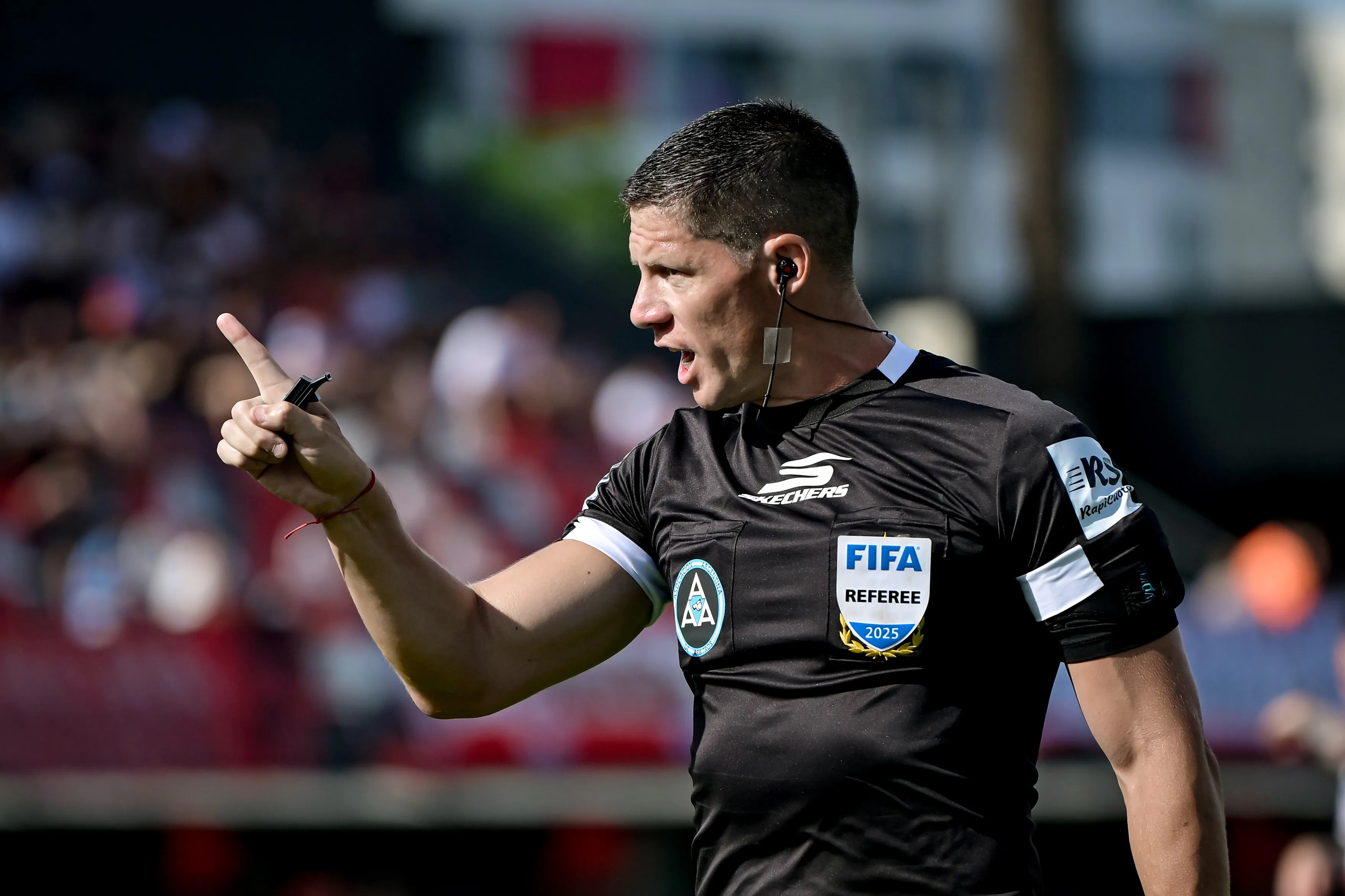 Nicolás Ramírez, el árbitro de River vs. Ciudad de Bolívar. (Marcelo Endelli/Getty Images)
