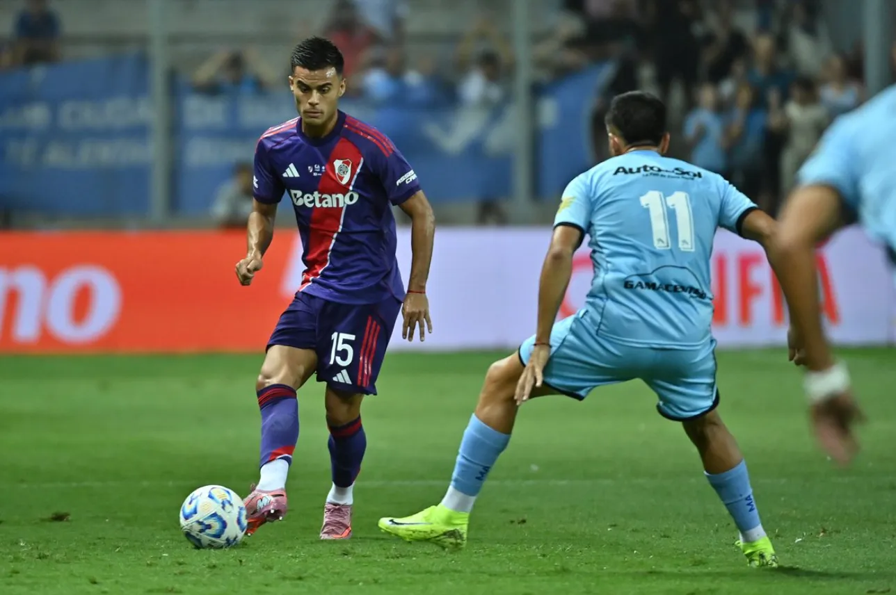 Fausto Vera entregando una pelota. (Foto: Prensa River)