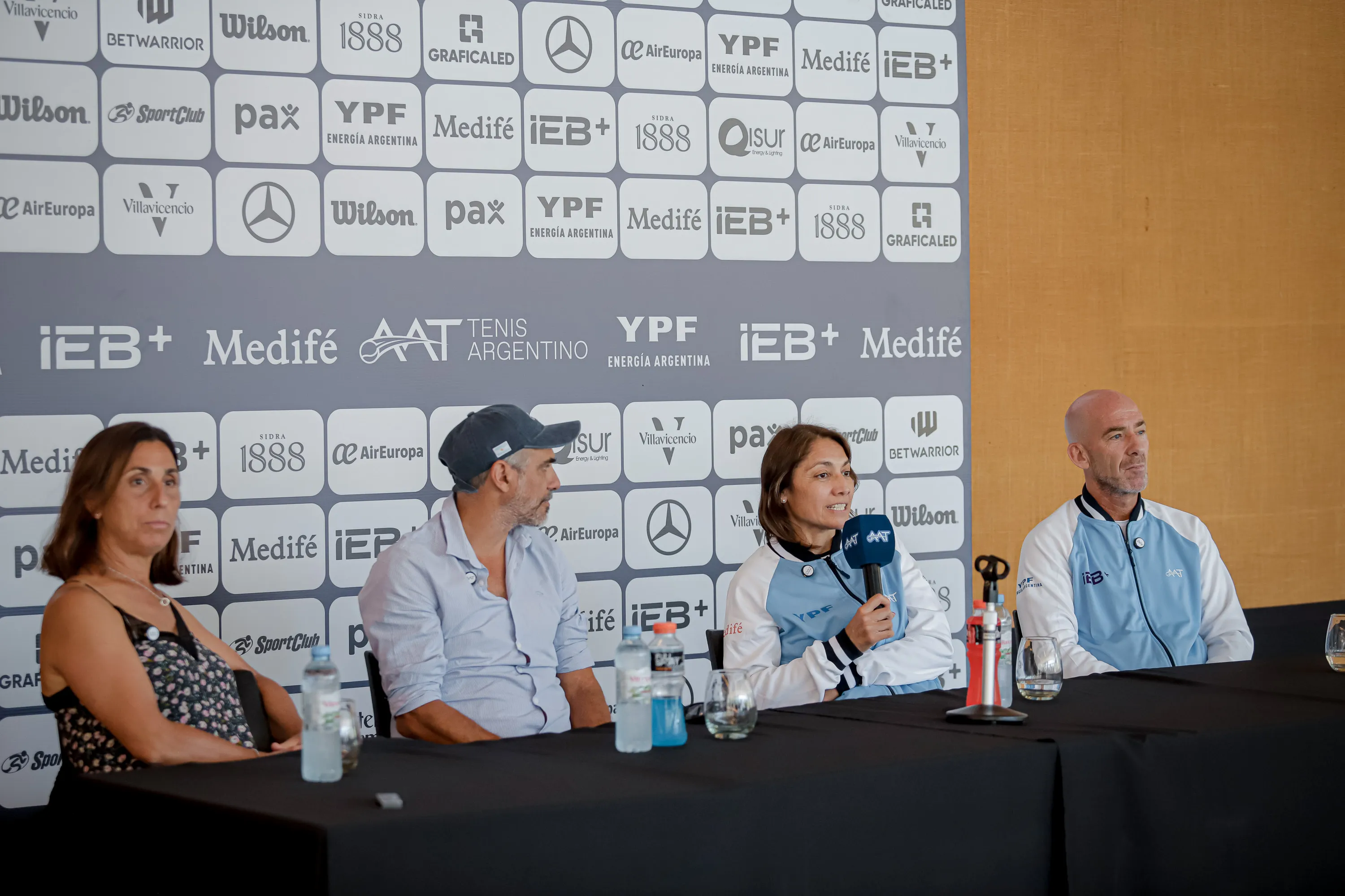 Labat, Zabaleta, Paola Suárez y Mariano Hood en la presentación. Foto AATenis.
