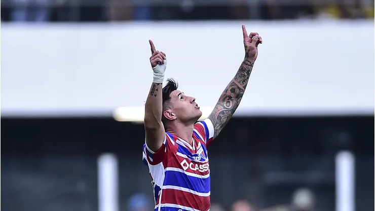 SANTOS, BRAZIL - NOVEMBER 01: Adam Bareiro of Fortaleza celebrates after scoring his team's first goal during a Brasileirao 2025 match between Santos and Fortaleza at Urbano Caldeira Stadium (Vila Belmiro) on November 1, 2025 in Santos, Brazil. (Photo by Mauro Horita/Getty Images)
