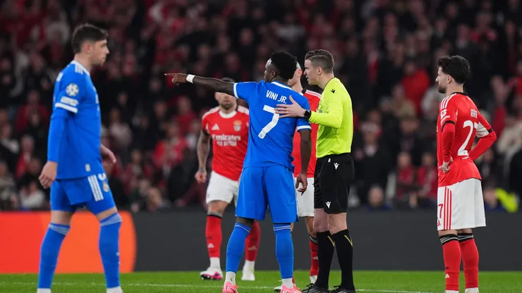 Benfica investiga a sus hinchas por insultos racistas contra Vinícius.