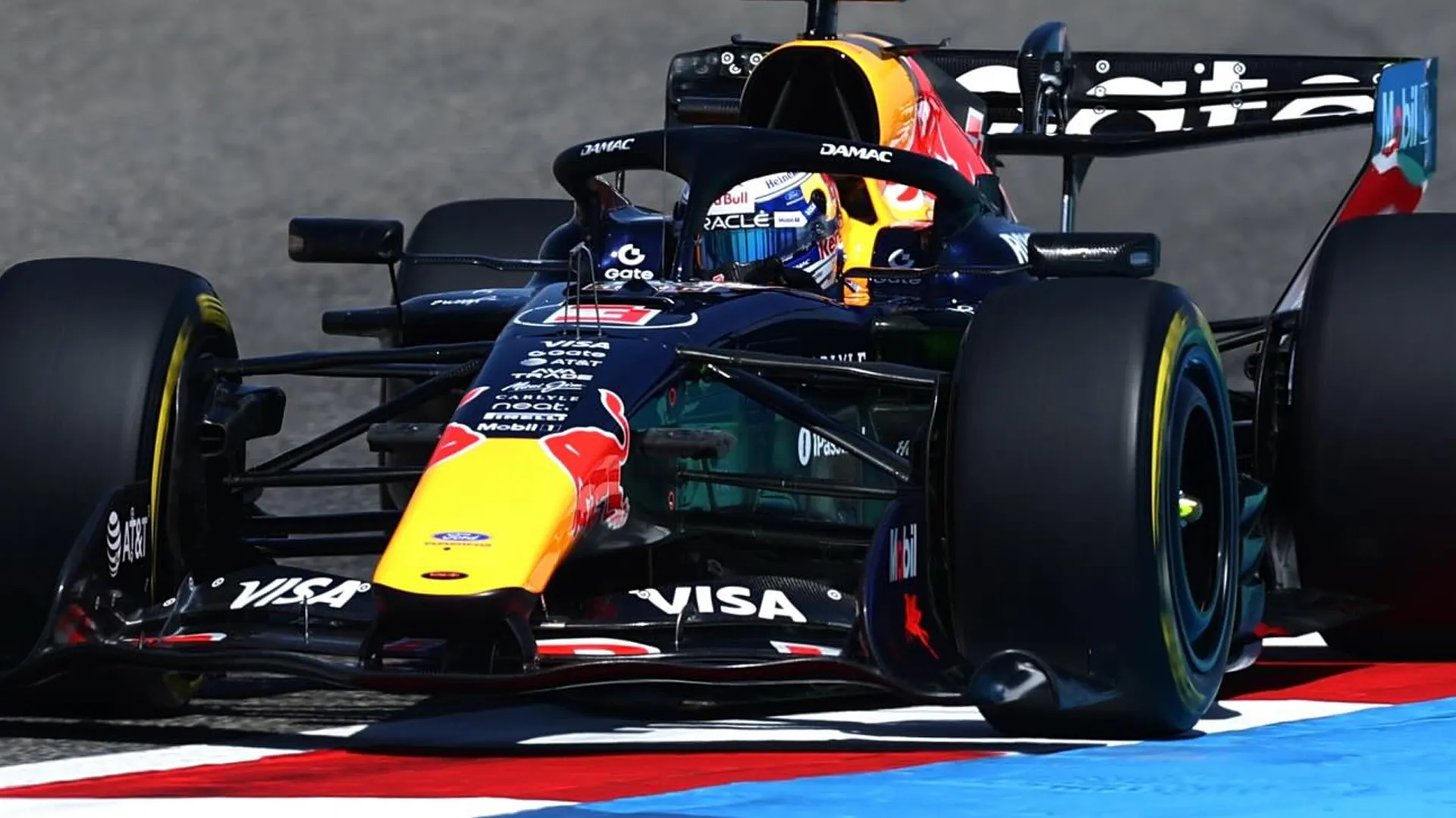 El RB22 de Max Verstappen ya recibió su primer paquete de mejoras. (Prensa Red Bull)