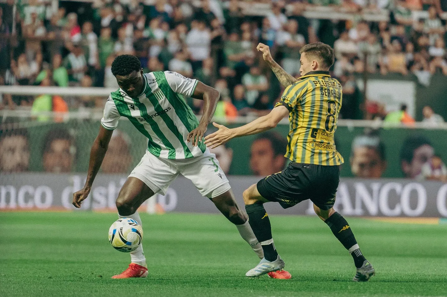 Danilo Arboleda tiene las mejores estadísticas defensivas del fútbol argentino en 2026. (Prensa Banfield)