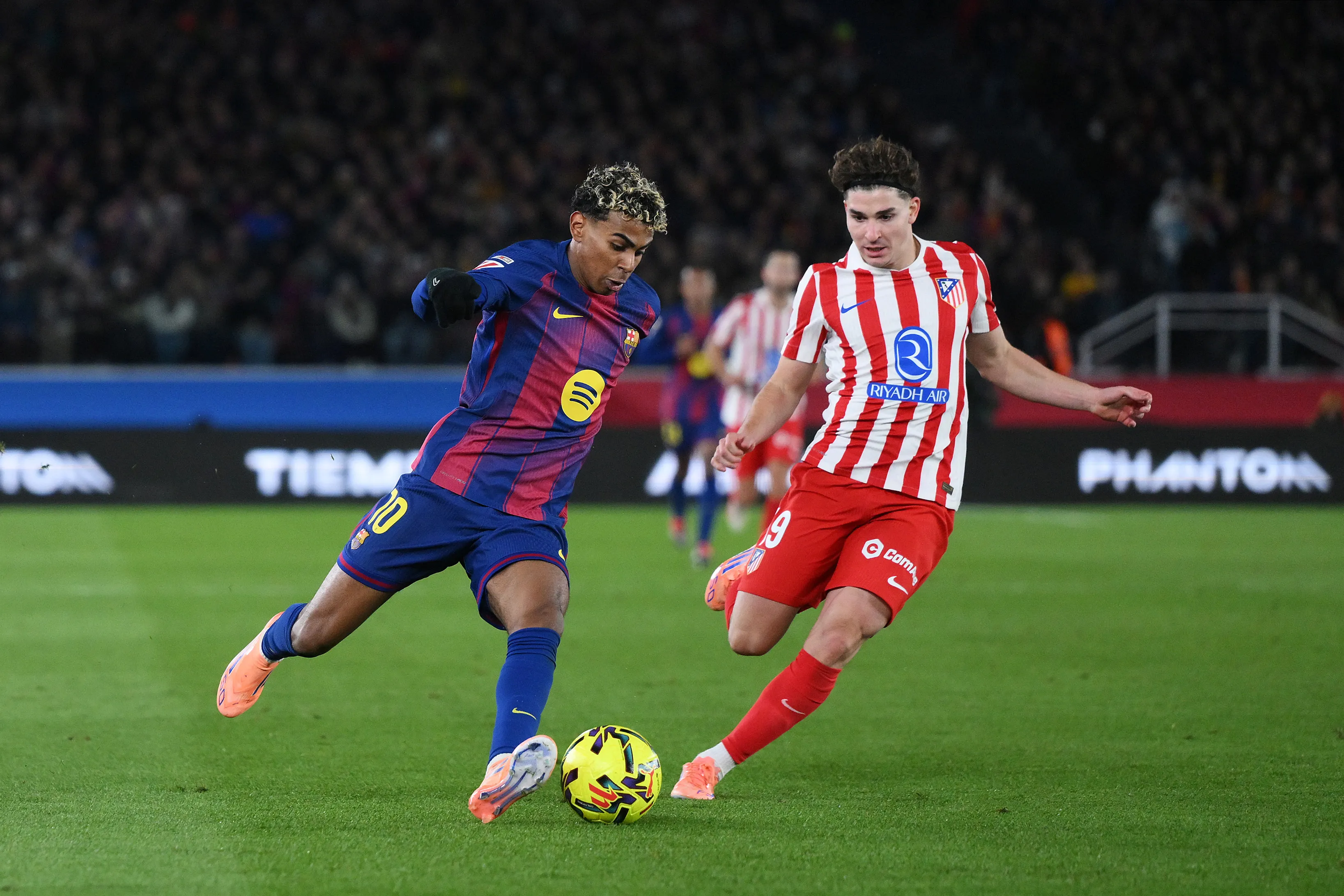 Julián Álvarez y Lamine Yamal durante un Atlético de Madrid vs. Barcelona. (Getty Images)