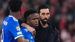 El DT de Real Madrid intentó contener a Vinícius en pleno partido.