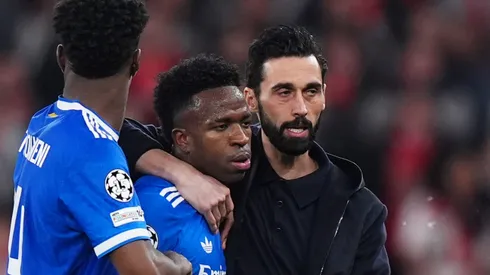 El DT de Real Madrid intentó contener a Vinícius en pleno partido.