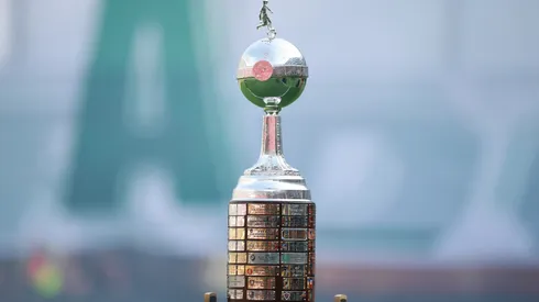 El trofeo de la Copa Libertadores.