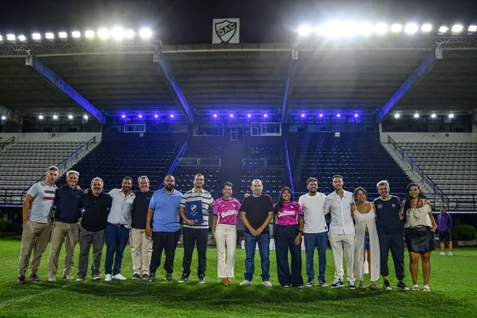Luminaria renovada en el Estadio Centenario. (Prensa Quilmes).