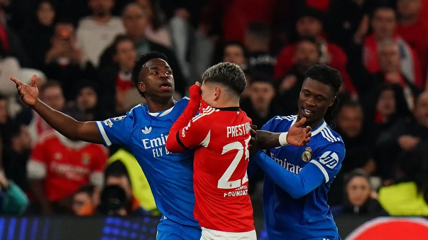 El careo entre Vinícius y Prestianni. El argentino no juega en el Bernabéu.