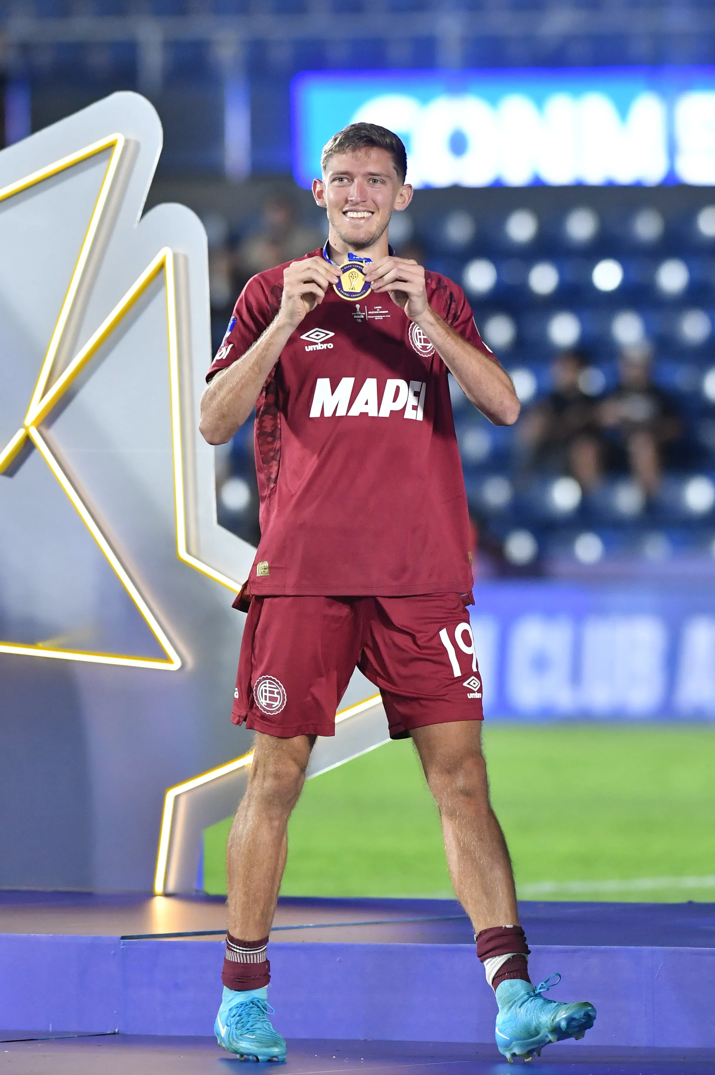 Rodrigo Castillo con la medalla de campeón de Copa Sudamericana 2025. (Foto: Getty).