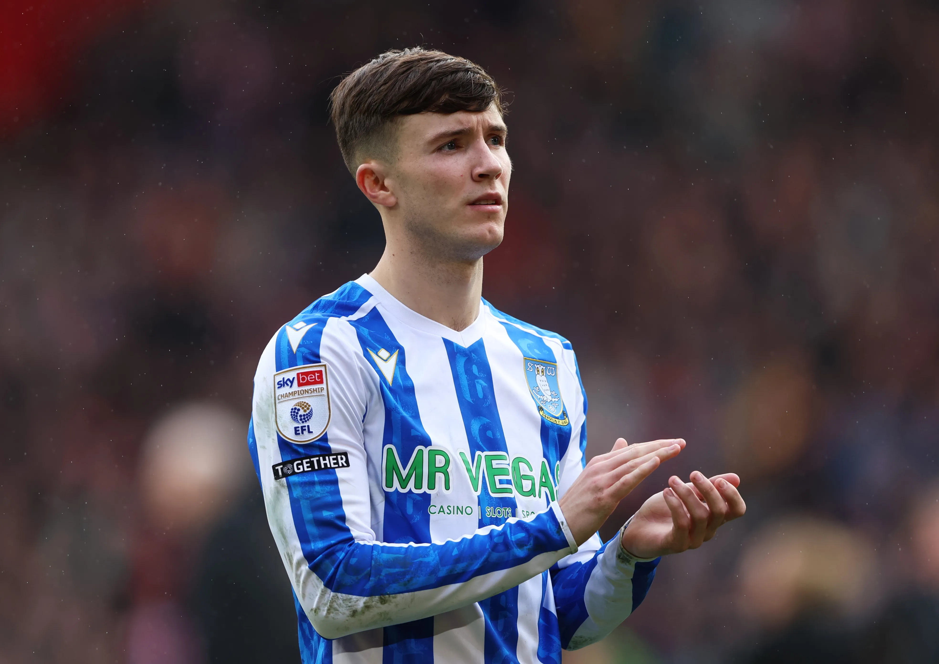Charlie McNeill, jugador de Sheffield Wednesday ante los hinchas. (Getty Images)