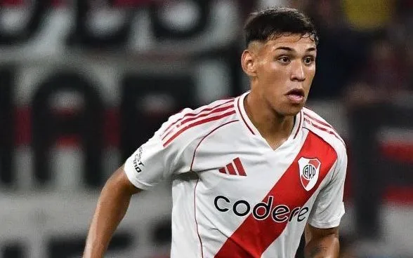 Ulises Giménez se sumó a la nómina de River ante Vélez en reemplazo de Bustos (@@maxpugliese92).