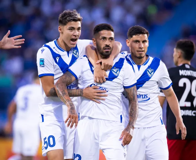El festejo de Manuel Lanzini tras su gol en Vélez – River. (@Velez)