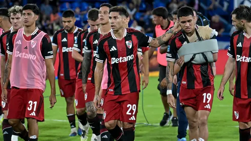 Gonzalo Montiel y los jugadores de River tras perder con Vélez.