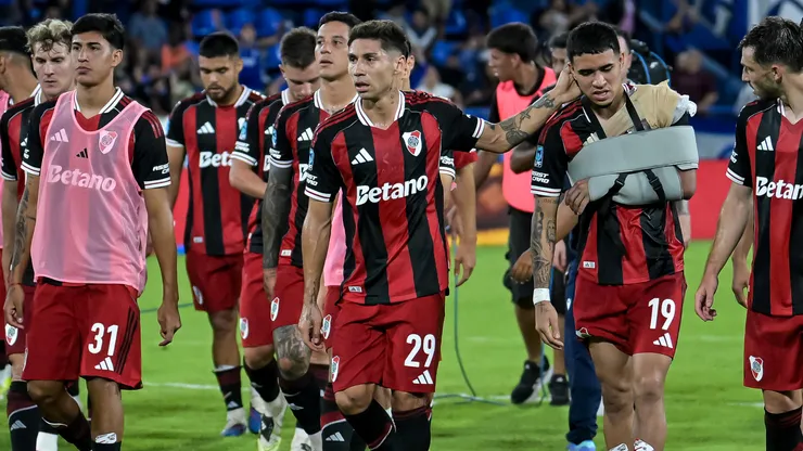 Gonzalo Montiel y los jugadores de River tras perder con Vélez.