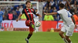 Joaquín Freitas en acción contra Vélez.