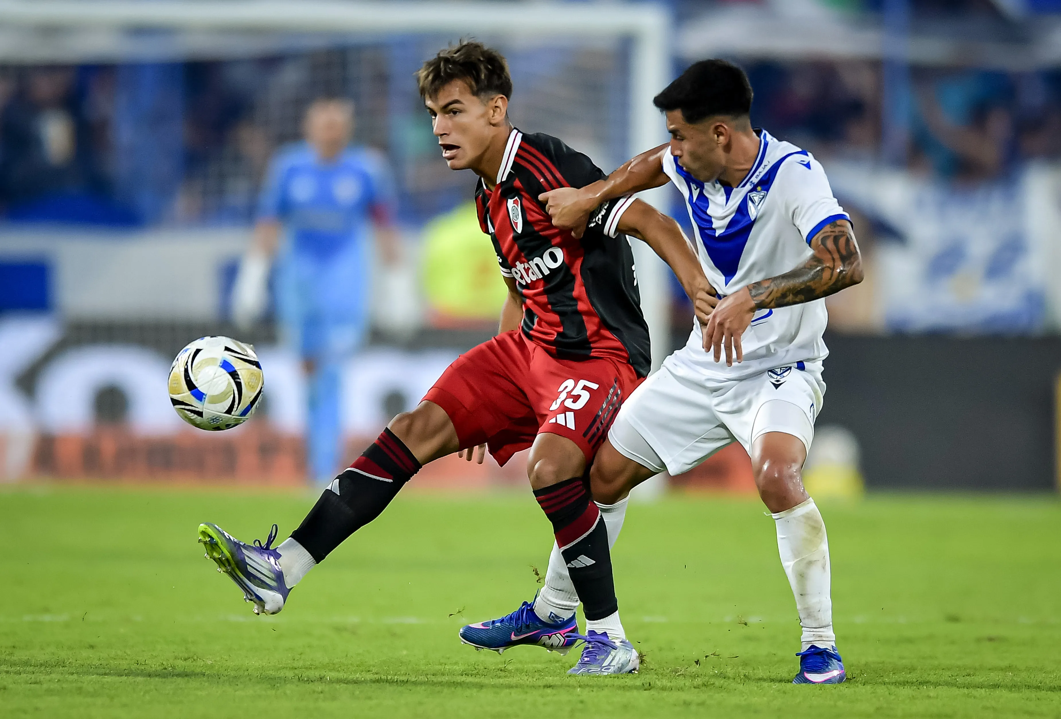Joaquín Freitas en acción frente a Vélez. (Getty).